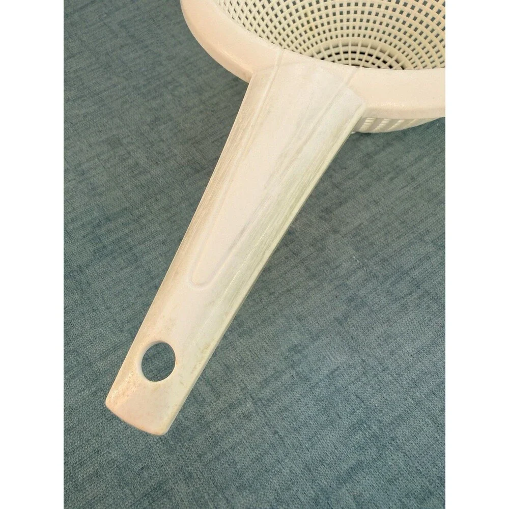 Vintage Rubbermaid 1 Qt Colander Strainer #2932 White w/Handle